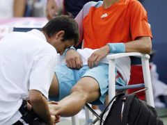Novak Djokovič si nechal zatejpovat zraněný kotník a dokráčel k vítězství.