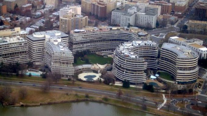 Komplex Watergate, hotel je hranatá budova vepředu vlevo.