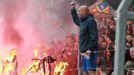 Fanoušci Sparty pálí slávistické šály v zápase 2. kola nadstavby F:L Sparta - Slavia