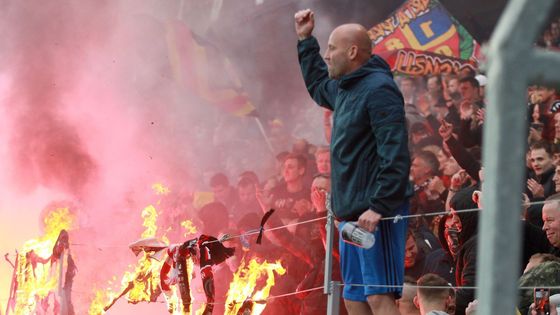 Dvojí smutek Slavie. Prohrála nejdůležitější derby roku a v hledišti hořely její šály