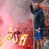 Fanoušci Sparty pálí slávistické šály v zápase 2. kola nadstavby F:L Sparta - Slavia