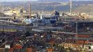 A view of private houses and factories near the ArcelorMittal high furnace of Ougree, near Liege, January 28, 2013. ArcelorMittal the world's largest steel producer, plans to shut a coke plant and six finishing lines at its site in Liege Belgium, affecting 1,300 employees, the group said on last week. REUTERS/Yves Herman (BELGIUM - Tags: BUSINESS CIVIL UNREST BUSINESS EMPLOYMENT) Published: Led. 28, 2013, 3 odp.