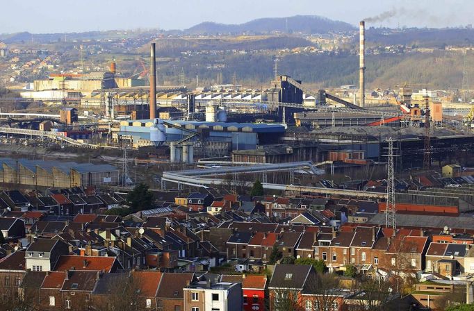 A view of private houses and factories near the ArcelorMittal high furnace of Ougree, near Liege, January 28, 2013. ArcelorMittal the world's largest steel producer, plans to shut a coke plant and six finishing lines at its site in Liege Belgium, affecting 1,300 employees, the group said on last week. REUTERS/Yves Herman (BELGIUM - Tags: BUSINESS CIVIL UNREST BUSINESS EMPLOYMENT) Published: Led. 28, 2013, 3 odp.