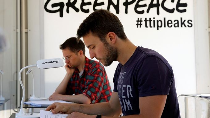 Zájemci čtou materiály o transatlantické dohodě TTIP, které zveřejnila organizace Greenpeace.