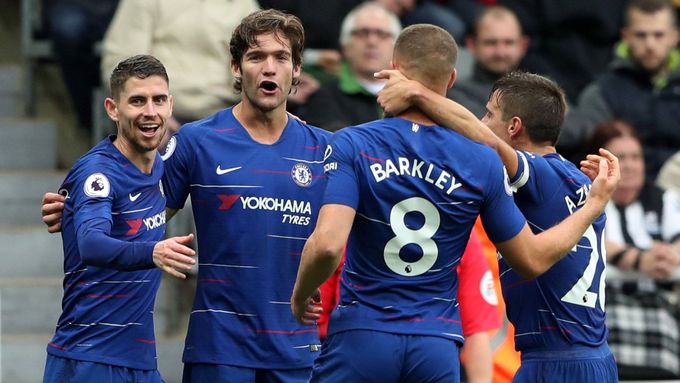 Radost fotbalistů Chelsea po vlastním gólu Newcastlu.