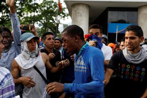 Foto: Venezuelané použili zápalné lahve, policie slzný plyn. Demonstranti před ním skákali i do řeky
