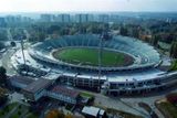 Slezský stadion Chorzow míval kapacitu pro sto tisíc fanoušků. Dnes pojme necelou polovinu.