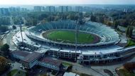 Slezský stadion Chorzow míval kapacitu pro sto tisíc fanoušků. Dnes pojme necelou polovinu.