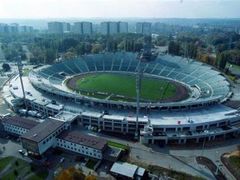 Slezský stadion Chorzow míval kapacitu pro sto tisíc fanoušků. Dnes pojme necelou polovinu.