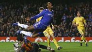 Didier Drogba (v modrém) z londýnské Chelsea padá přes brankáře Levski Sofia Božidara Mitreva v zápase Ligy mistrů.