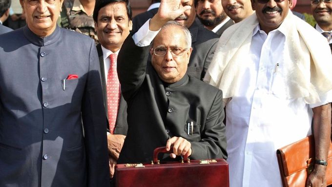 Indický ministr financí Pranáb Mukherdží a jeho kufřík s rozpočtem