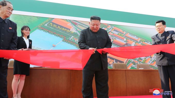 Vůdce KLDR Kim Čong-un slavnostně přestřihává pásku při otevření továrny na hnojiva.