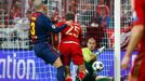 LM, Bayern - Barcelona: Thomas Müller, gól na 1:0 (Gerard Pique a brankář Victor Valdes)