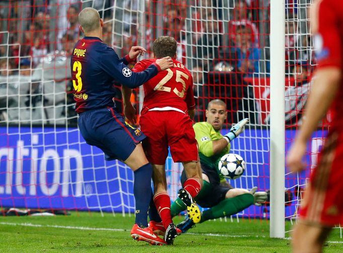 LM, Bayern - Barcelona: Thomas Müller, gól na 1:0 (Gerard Pique a brankář Victor Valdes)