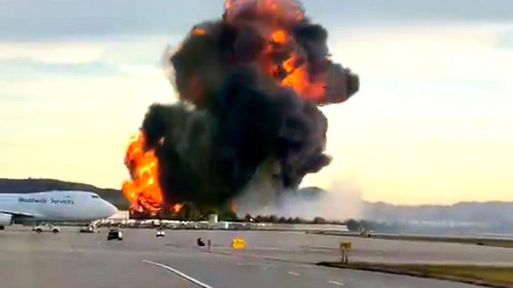 Ohnivé nebe nad Kentucky. Exploze letadla UPS zachycena na dramatických záběrech