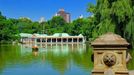 Dům Loeb Boathouse při pohledu z terasy Bethesda v Central Parku, Manhattan, New York City