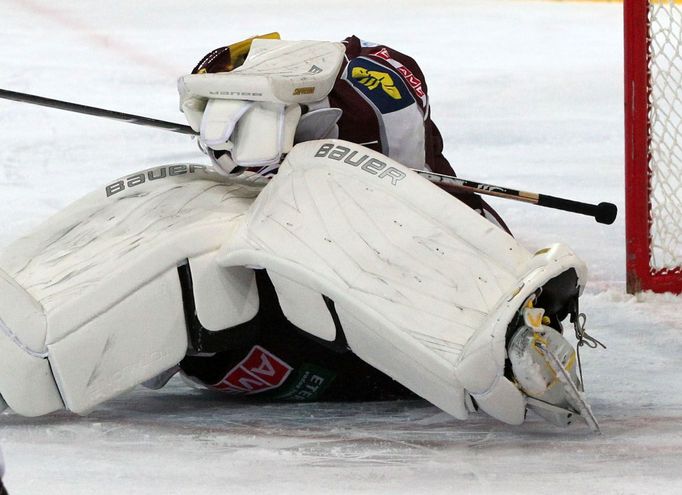 Hokejista klubu HC Sparta Praha Marek Schwarz v prvním kole hokejové Tipsport extraligy 2012/13 s Energií Karlovy Vary.