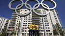 Australian swimmers pause for photos with the Olympic rings at the Athletes' Village at the Olympic Park in London, July 22, 2012. Opening ceremonies for the London 2012 Olympics will be held on Friday. REUTERS/Jae C. Hong/Pool (BRITAIN - Tags: SPORT OLYMPICS SPORT SWIMMING) Published: Čec. 22, 2012, 5:07 odp.