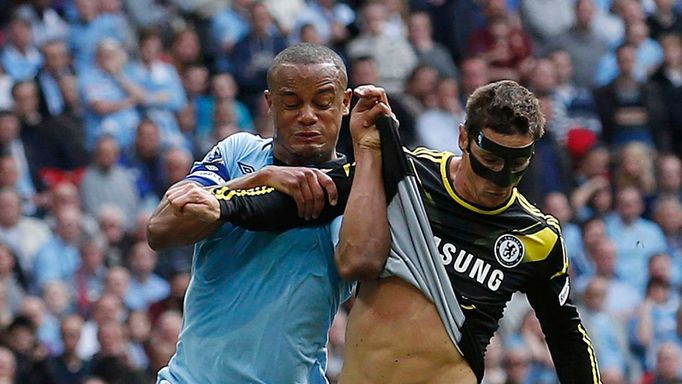 Kompany fauluje Torrese během semifinále FA Cupu 2013