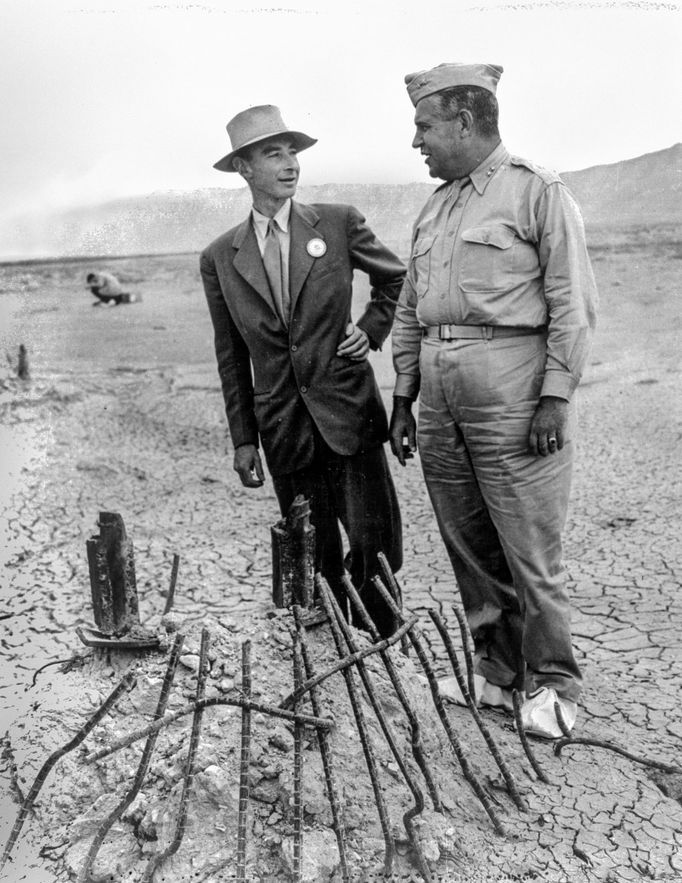 Robert Oppenheimer a Leslie Groves na místě jaderného testu Trinity, září 1945.