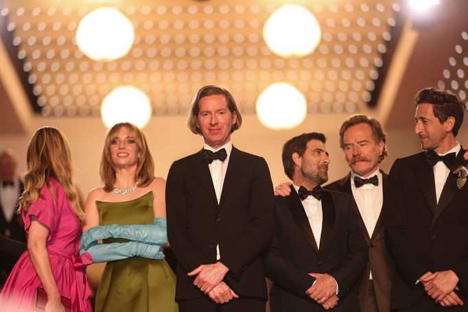 Na snímku z premiéry Asteroid City jsou zleva herečky Hope Davis a Maya Hawke, režisér Wes Anderson, Jason Schwartzman, Bryan Cranston a Adrien Brody.