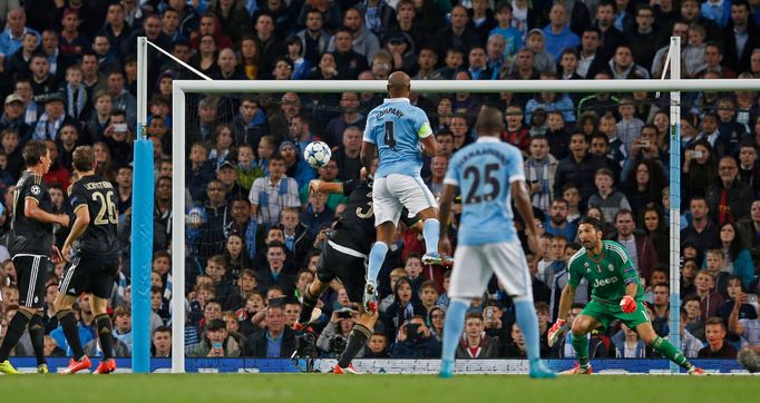 LM, Manchester City-Juventus: Giorgio Chiellini z Juvenusu si dává vlastní gól