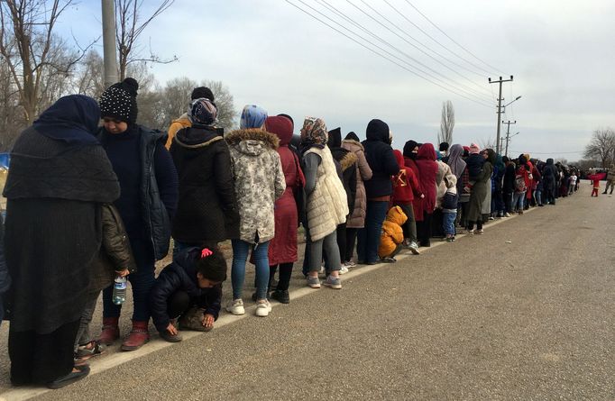 Migranti na řecko-turecké hranici.