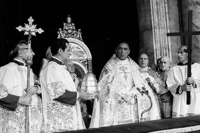Anthony Quinn jako Kyril Lakota, nečekaně zvolený papež s nekatolickými kořeny ve snímku Boty svatého Petra.