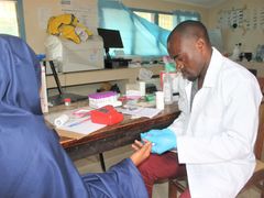 Nemocnice Dadaab Sub County Hospital v Keni, kde díky české pomoci mají přístroj na testování hemoglobinu.