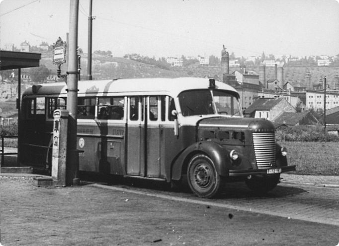 Autobus Praga NDO. Začal se vyrábět na konci 30. letech, v pražské MHD naplno využit až po 2. světové válce.