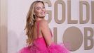 Margot Robbie přišla v růžových šatech připomínajících panenku Barbie Superstar z roku 1977.