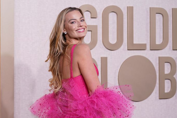 Margot Robbie přišla v růžových šatech připomínajících panenku Barbie Superstar z roku 1977.