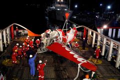 Vyšetřovatelé: Za tragédii letadla AirAsia může vadný díl a následná chyba pilotů