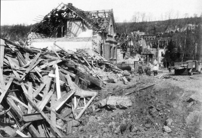 Tak po ničivém náletu 22. 3. 1945 americké bomby zdevastovaly Kralupy nad Vltavou.