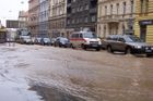 V Praze 4 prasklo potrubí, voda vytopila několik domů
