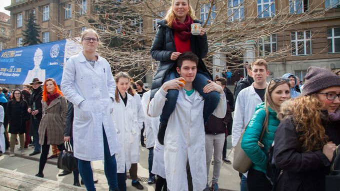 Vysokoškolští studenti ČVUT a VŠCHT se účastnili půlhodinové protestní stávky. Chtějí bránit ústavní a společenské zvyklosti a hodnoty v Česku.