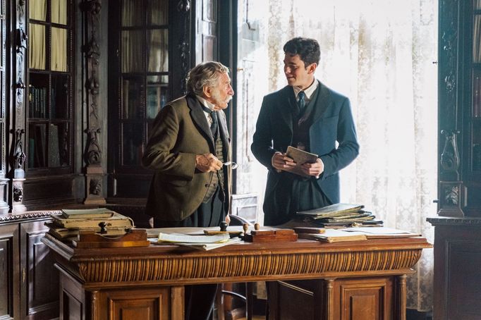 Pavel Zedníček jako starosta Kmoch a Marek Adamczyk coby Karel Rézl v pohádkovém filmu Cukrkandl.