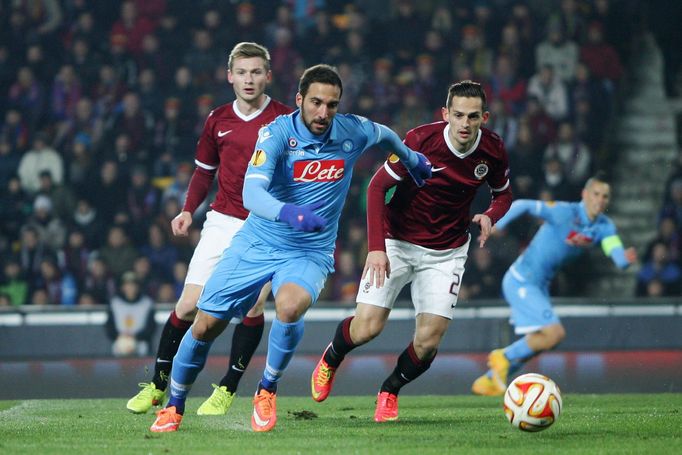 Sparta vs. Neapol, utkání Evropské ligy (Brabec, Higuaín, Holek)