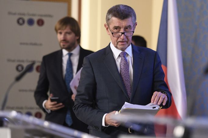 Ministr zdravotnictví Adam Vojtěch a premiér Andrej Babiš