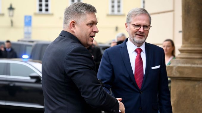 Slovenský premiér Robert Fico se svým českým protějškem Petrem Fialou před jednáním Visegrádské čtyřky v Praze 27. února 2024.