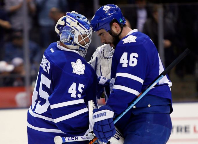 NHL, Toronto: Jonathan Bernier (45) a Roman Polák (46)