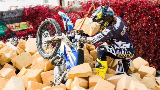 Libor Podmol při tréninku na 17. ročník FMX Gladiator Games každý den vytahuje motorku z ohrady naplněné molitanem.