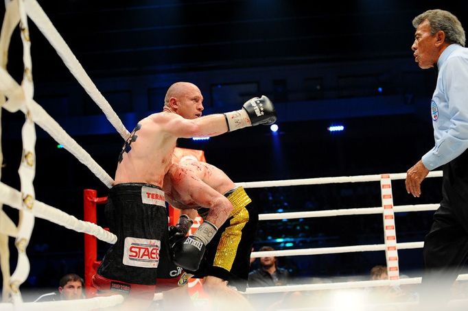 Český boxer Lukáš Konečný v prohraném souboji o titul Mistra světa v lehké střední váze WBO s Čečencem Zaurbekem Bajsangurovem.