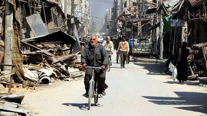 Válkou poničené předměstí Damašku Dúmá, snímek z dubna 2018.