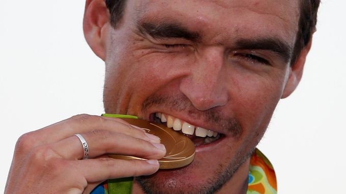 Belgický cyklista Greg Van Avermaet se raduje z olympijského zlata