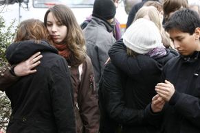 Obrazem: Slzy a smutek po školním masakru v Německu