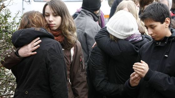 Obrazem: Slzy a smutek po školním masakru v Německu