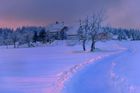 Nová Ves. Moje opakovaná návštěva v Krušných horách na konci ledna. Spousta sněhu, mráz -16 stupňů Celsia. Malá vesnička Nová Ves a vycházející slunce s cestou vedoucí ke krušnohorským chaloupkám.