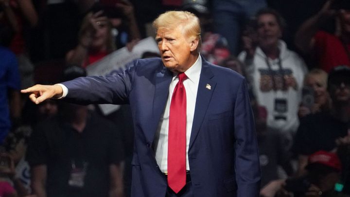 Trump sdílel oplzlý příspěvek o Harrisové. Rivalku urazil i jeho viceprezident Vance; Zdroj foto: Reuters