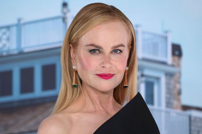 Nicole Kidman na londýnské premiéře seriálu Svatba roku.